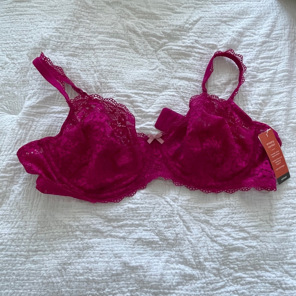 Pink lacy‎ bra